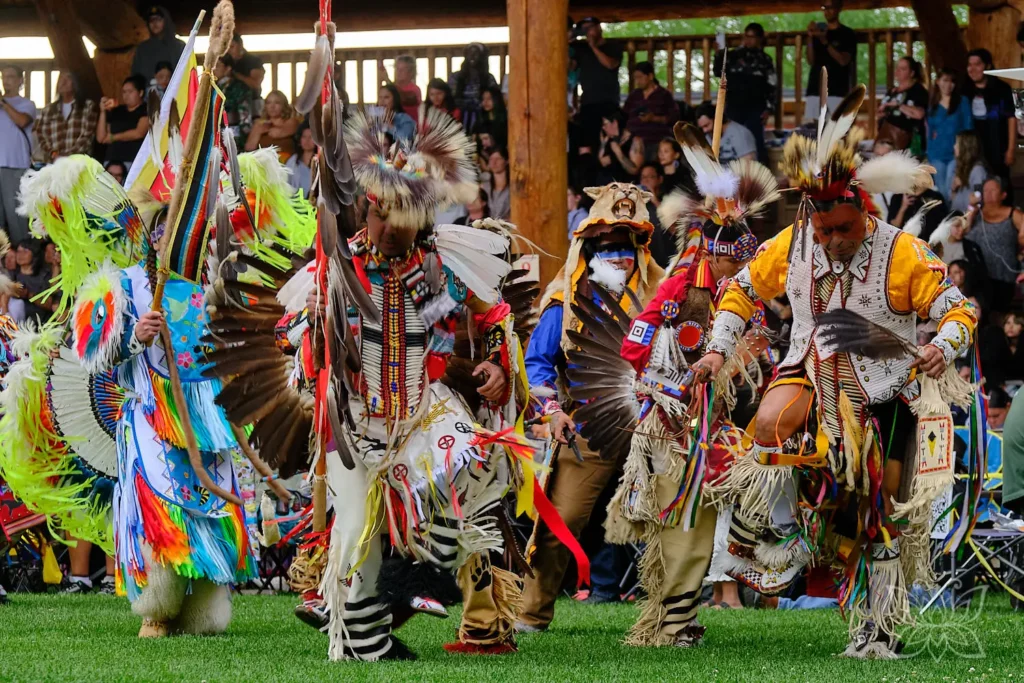 Wildes Tanzen von Indigenen in ihren traditionellen Kostümen beim Powwow in Kamloops