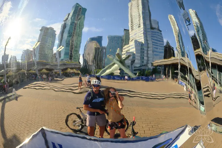 verzerrtes Spiegelbild von Jörg und Inga mit Vancouvers Skyline im Hintergrund