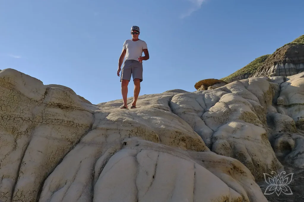 Jörg klettert über die Felsen
