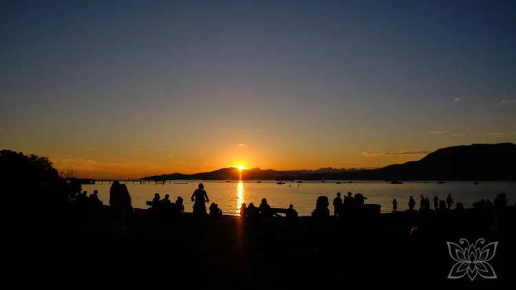 Am Stadtstrand bei Sonnenuntergang