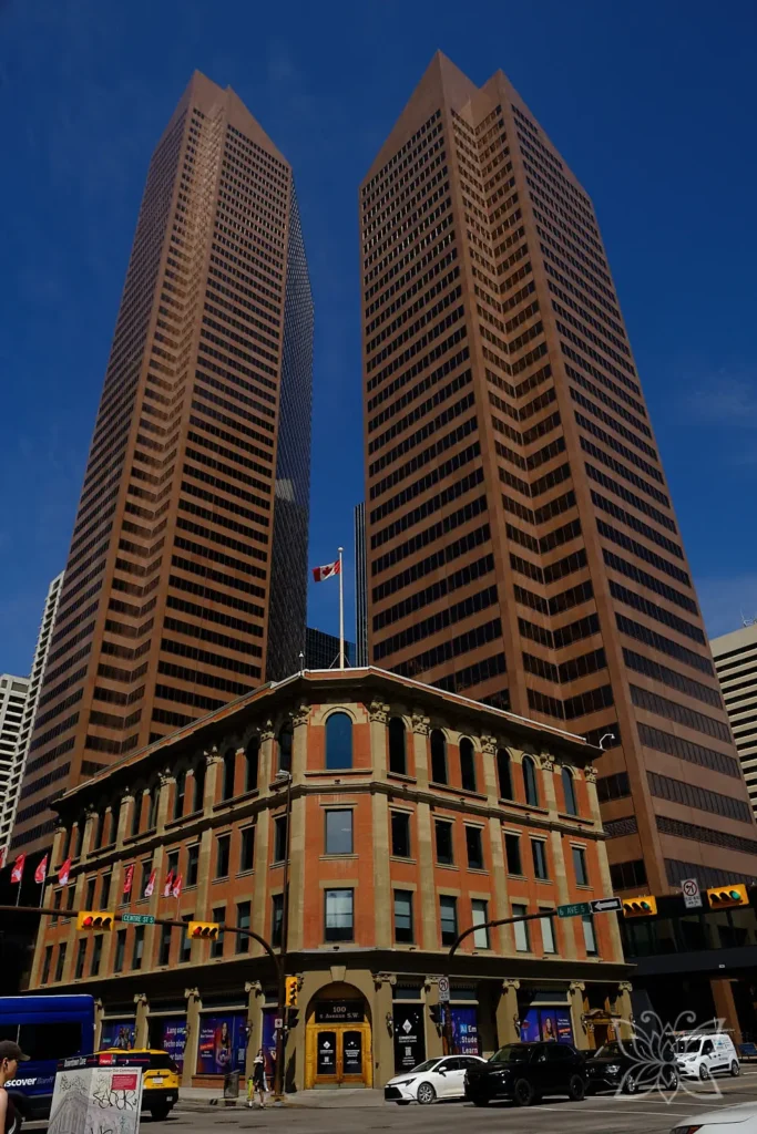 Neue Hochhäuser hinter Altbau in Downtown Calgary