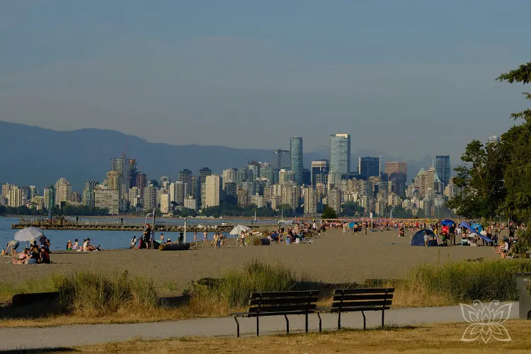 belebter Strand von Vancouver mit Skyline im Hintergrund