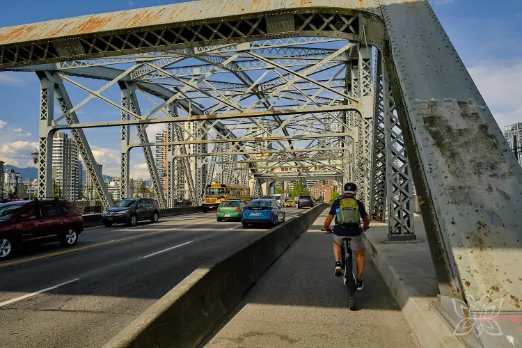 Mit dem Rad über eine Eisenbrücke in Vancouver