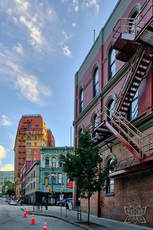 Straßenzug mit Altbauten in Vancouver
