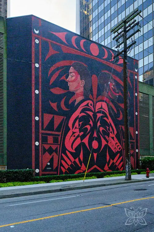 Rot-schwarzes Wandgemälde mit indigenenem Motiv