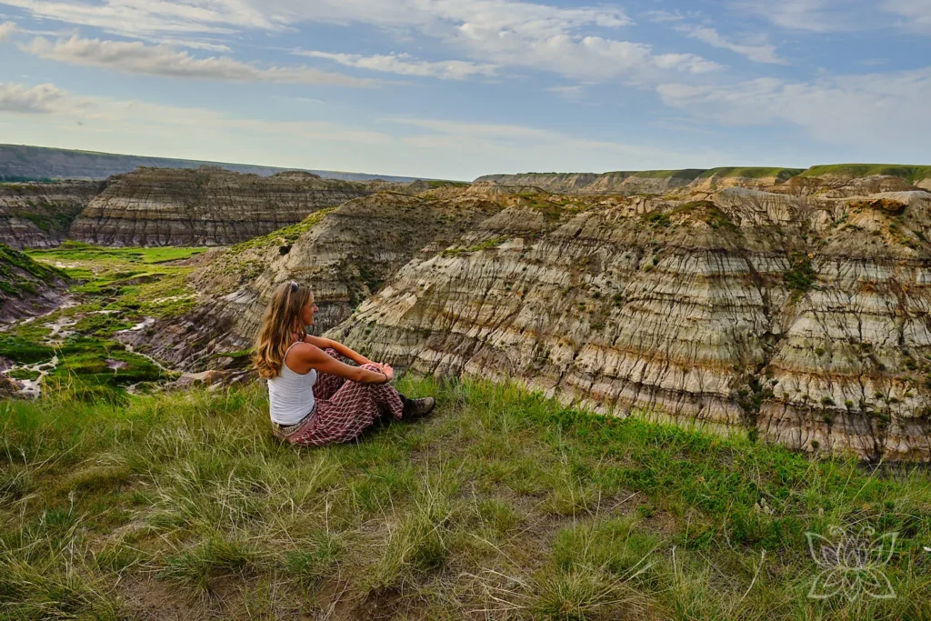 Inga am Rande des Wüstencanyons sitzend