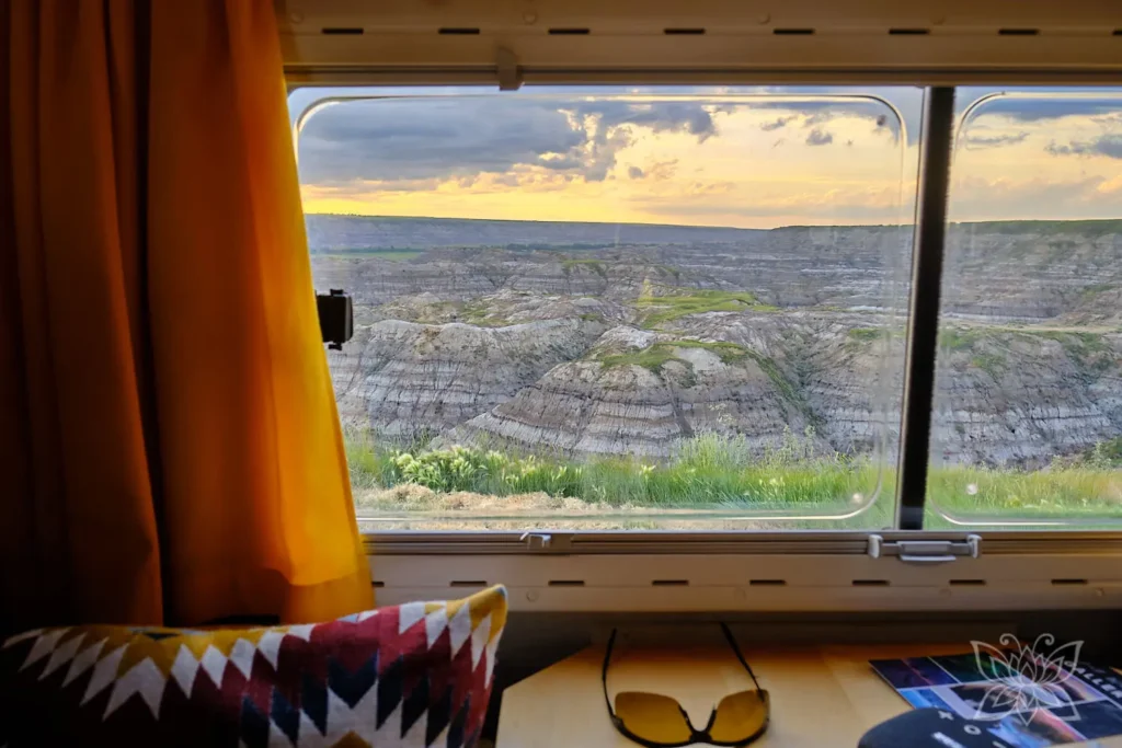 Ausblick aus dem Fenster von Balu auf den Canyon bei Sonnenuntergang