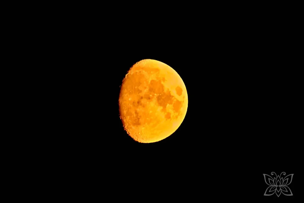 Orange gefärbter Mond